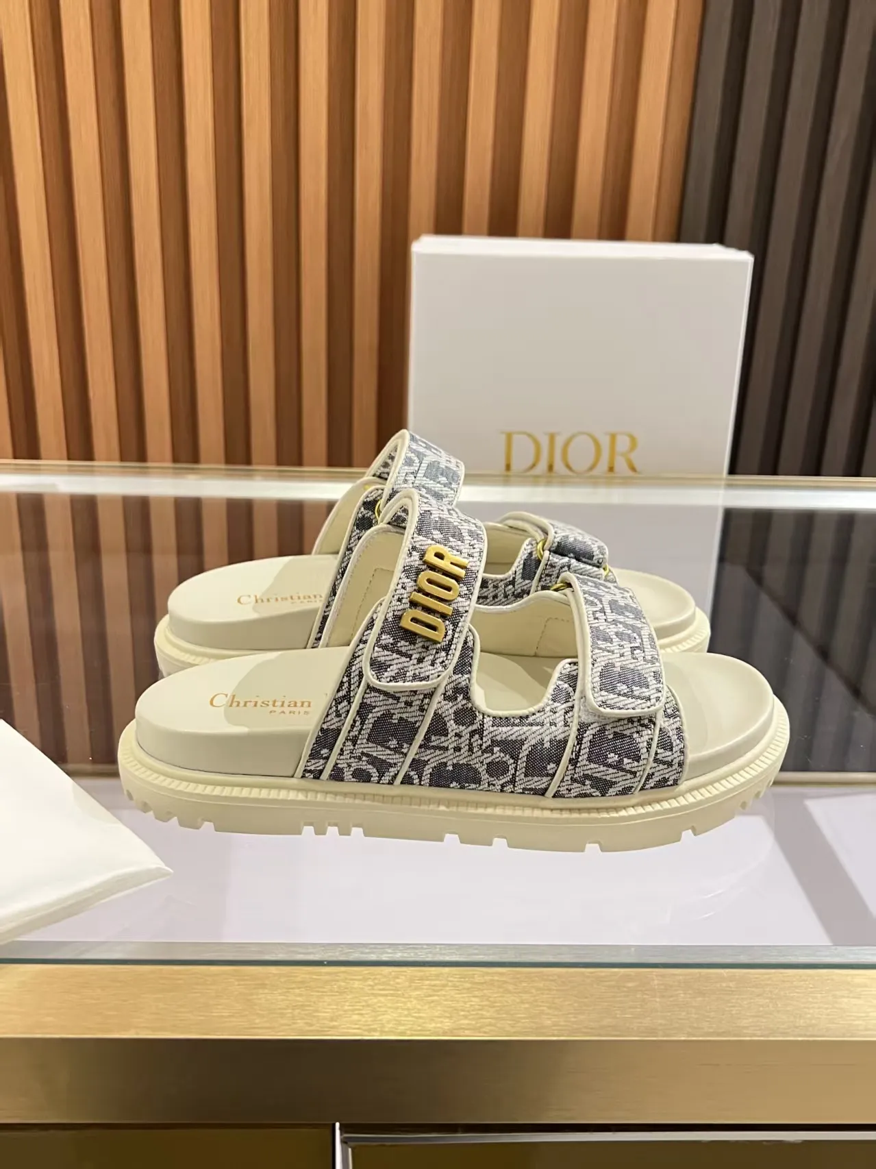 👟👟Ex-factory price 480👟👟 Dior classic popular sandals Step into the fashion territory of Dior slippers and encounter the ultimate fusion of elegance and comfort. The upper is engraved with the Christian Dior Paris logo using exquisite embroidery technology. The delicate stitching tells the brand's profound heritage and is fully recognizable.   Made of high-quality materials, it feels soft and fits your feet, as if it is a gentle care tailor-made for your feet. The sole is carefully designed and engraved with Christian Dior's lucky star symbol. It is not only a beautiful embellishment, but also provides reliable grip, making every step steady and secure.   It has a simple design and is easy to put on and take off. Whether it is a lazy weekend or a pleasant vacation, it can be easily adapted. Whether paired with casual shorts, casual jeans, or an elegant dress, Dior slippers can instantly enhance the overall style and show a casual fashion attitude.   Dior slippers, in the name of fashion, inject luxurious charm into your life and accompany you with every step you take with confidence and elegance. Material: Fine genuine cowhide upper, outsole, TPR, non-slip and wear-resistant, code number: 35-41 (42 customized)